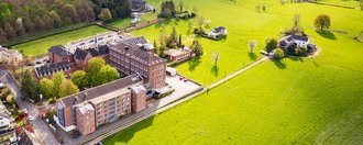 Haus St. Raphael Luftaufnahme von Haus St. Raphael, umgeben von Wiesen und Wäldern.