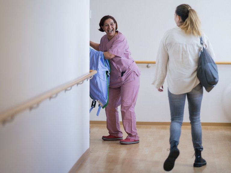 Zwei Mitarbeiterinnen des Hauses St. Raphael lachen sich an.